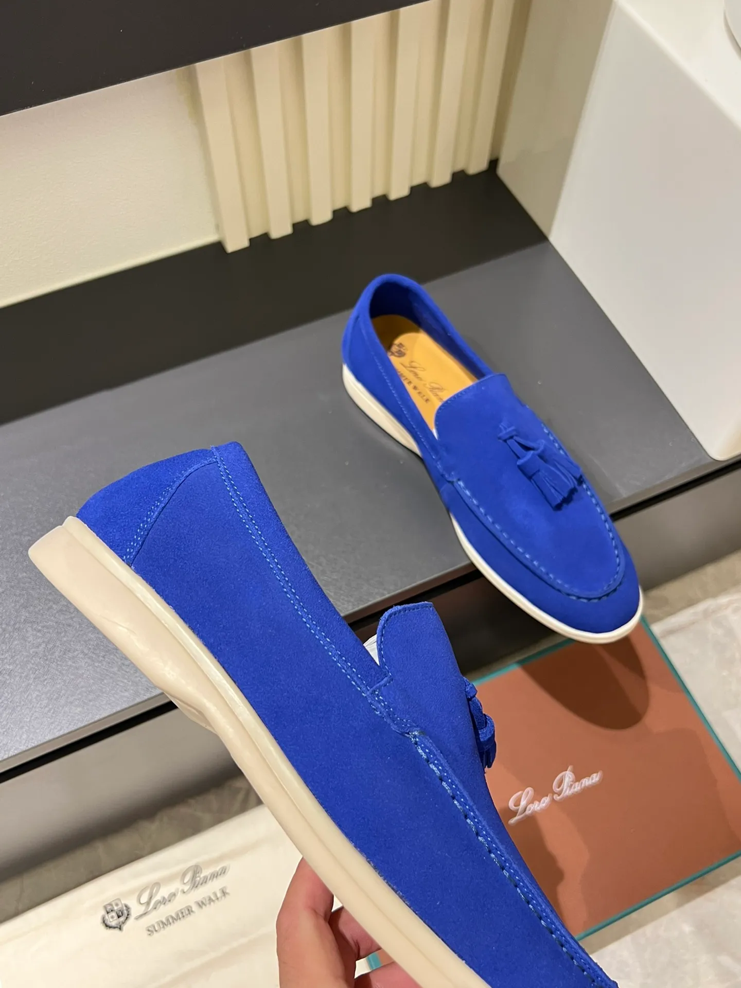 Men's shoes 💰p360 "Loro men's shoes 💰pian'*" Classic L men's shoes for couples 💰p Top version British flat loafers, a must-have item in old money style, the minimalist design is eye-catching and durable, a plus point for dressing The soft foot feel and texture are outstanding. They don’t scratch your feet and are very nice. They are matched with soft and waxy soles. They can be worn daily for a long time without getting tired. They are easy to wear, versatile and classic items, with perfect foot feel and texture! Imported cashmere fabric, the lining is made of imported A-grade water-dyed cow lining, the top version of the genuine leather midsole is sewn with pure handmade mark thread! Size: Female 35-40 (34. Customized) Male 38-44 (45.46. Customized)